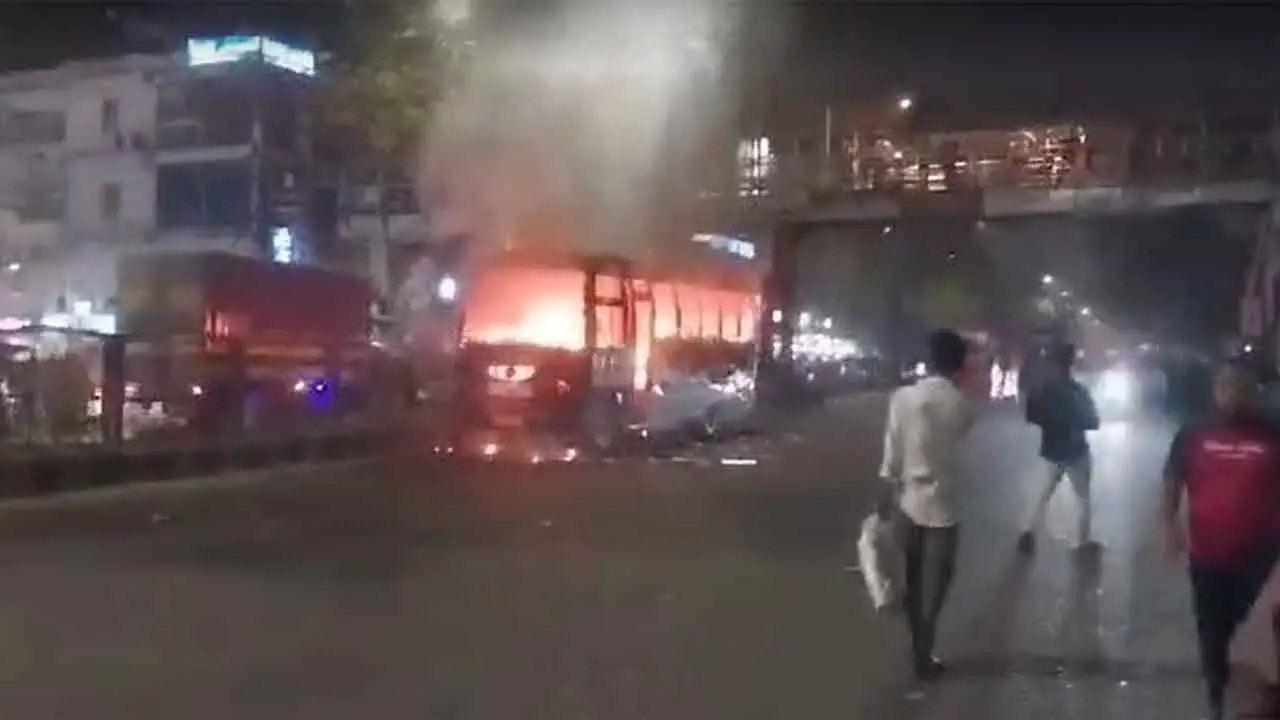 সন্ধ্যার পর ল্যাবএইডের সামনে বাসে আগুন