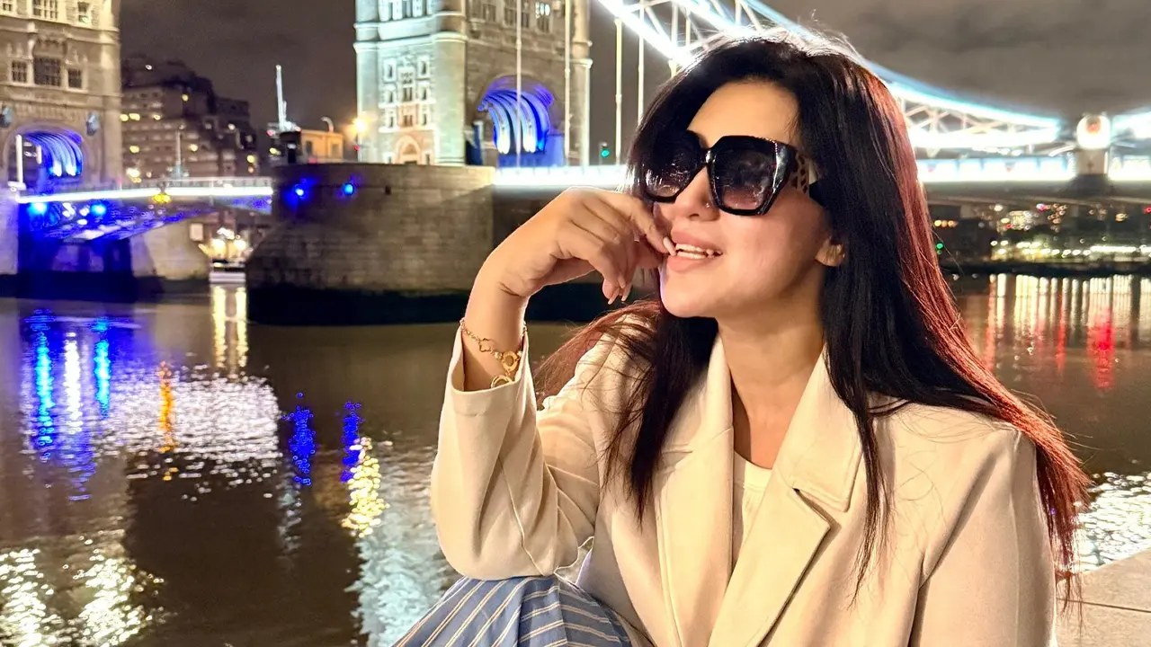 ‘লন্ডন ব্রিজও যেন আমার ছবিগুলোর প্রেমে পড়েছে’