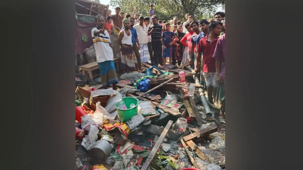 নিয়ন্ত্রণ হারিয়ে দোকানে উঠে গেল কাভার্ডভ্যান, দোকানি নিহত