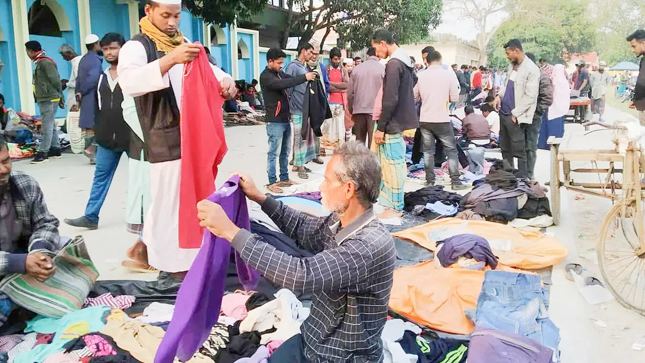 শীতের আগমনী বার্তা, গরম কাপড়ের দোকানে ভিড়