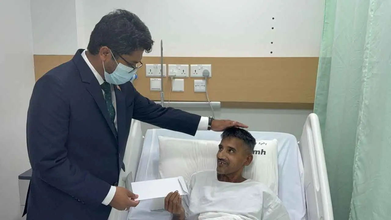 প্রবাসী সেলিমের সহায়তায় এগিয়ে এলেন মালদ্বীপের বাংলাদেশি হাইকমিশনার