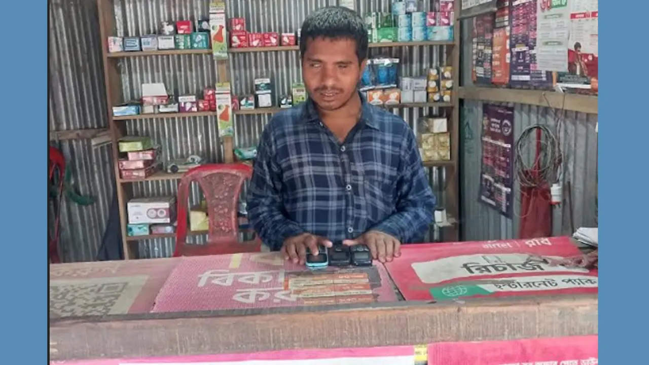 শেষ দুটি ডিজিট শুনেই মোবাইলে টাকা পাঠিয়ে দেন দৃষ্টি প্রতিবন্ধী মিজান