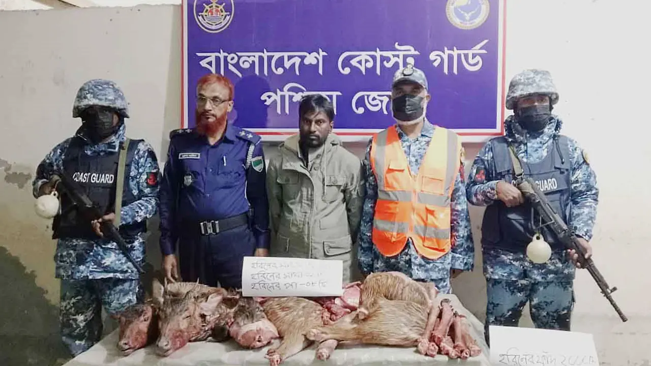 মোংলায় ৩২ কেজি হরিণের মাংস, মাথা, পা ও ফাঁদসহ শিকারি আটক