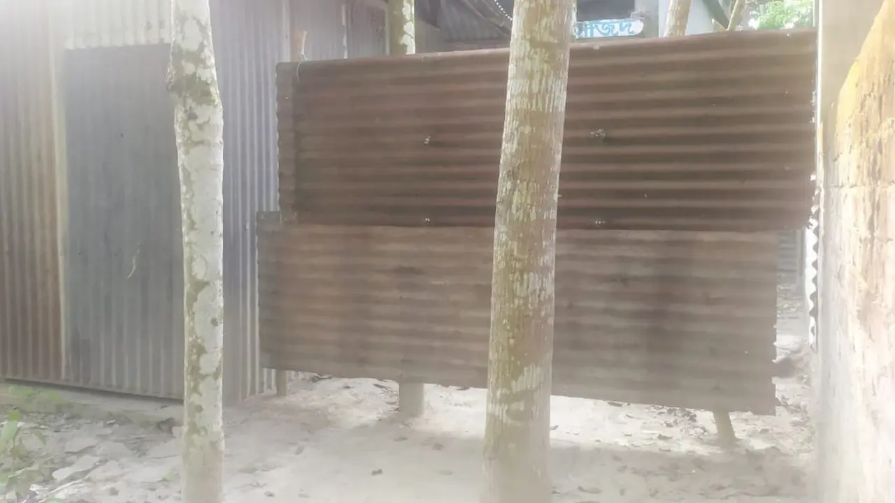টিনের বেড়া দিয়ে পাঁচ পরিবারকে অবরুদ্ধ, মসজিদেও যেতে পারছেন না কেউ