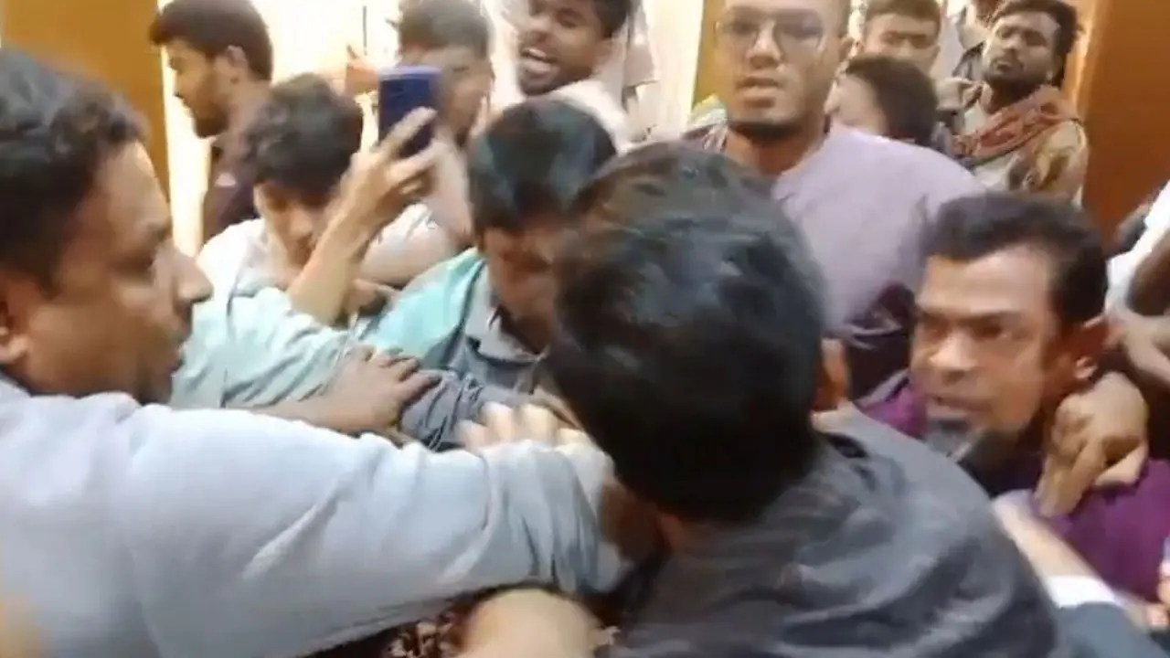 তৃতীয় শ্রেণির ছাত্রীকে ধর্ষণ, শিক্ষককে পিটিয়ে পুলিশে সোপর্দ