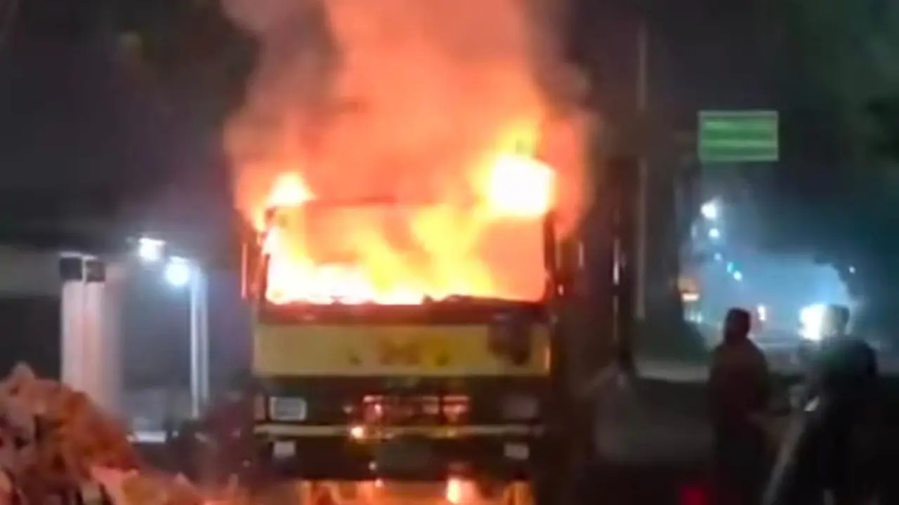 ময়মনসিংহে মধ্যরাতে কাভার্ডভ্যানে আগুন