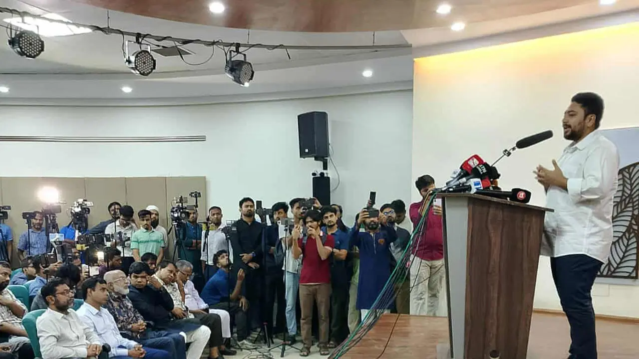 ঢাকা বিশ্ববিদ্যালয় কেবল দাস তৈরির কারখানায় পরিণত হয়েছে : নাহিদ ইসলাম