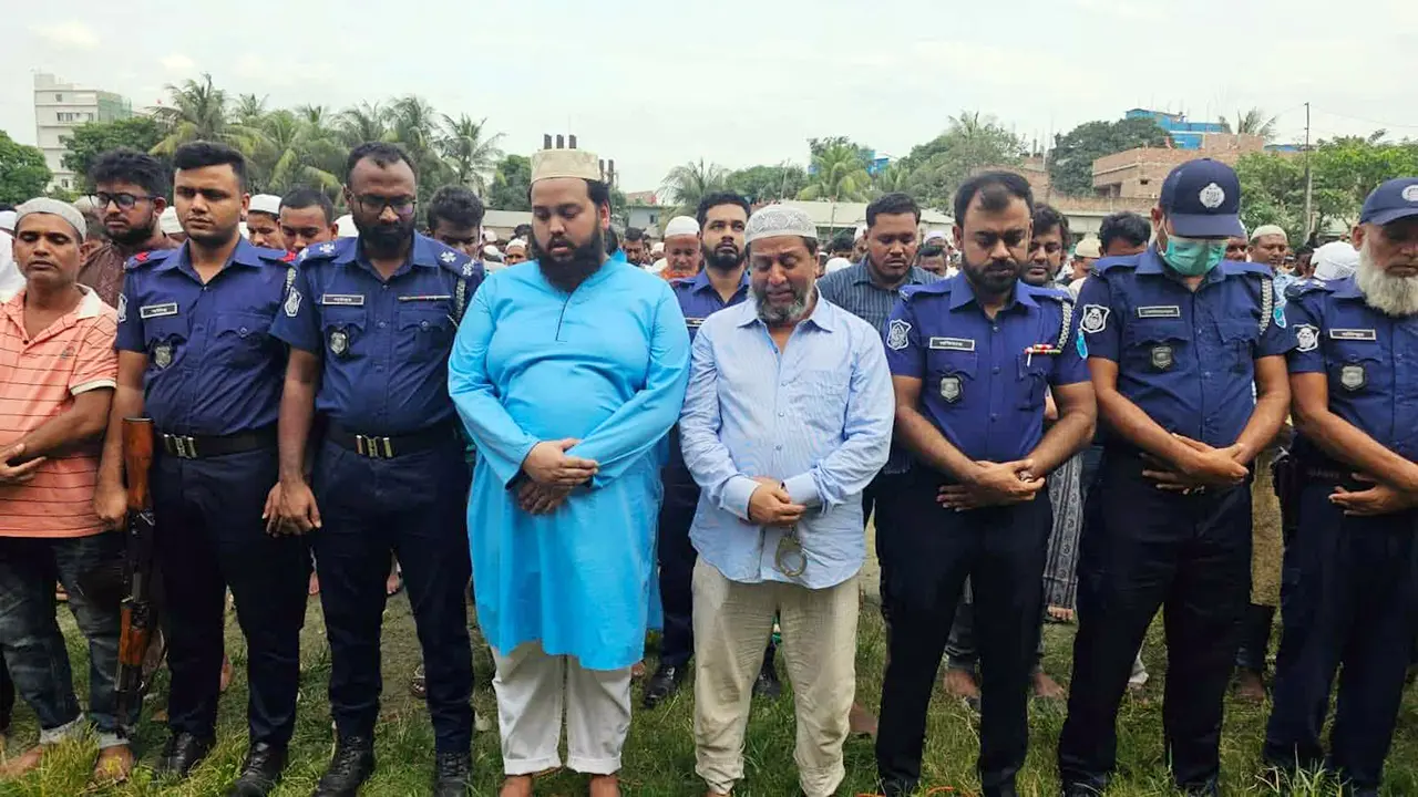 নারায়ণগঞ্জে প্যারোলে মুক্তি পেয়ে স্ত্রীর জানাজায় যুবলীগ নেতা