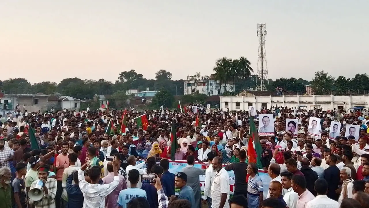 নাটোরে বিএনপির প্রার্থীর মনোনয়ন বাতিলের দাবিতে সড়ক অবরোধ