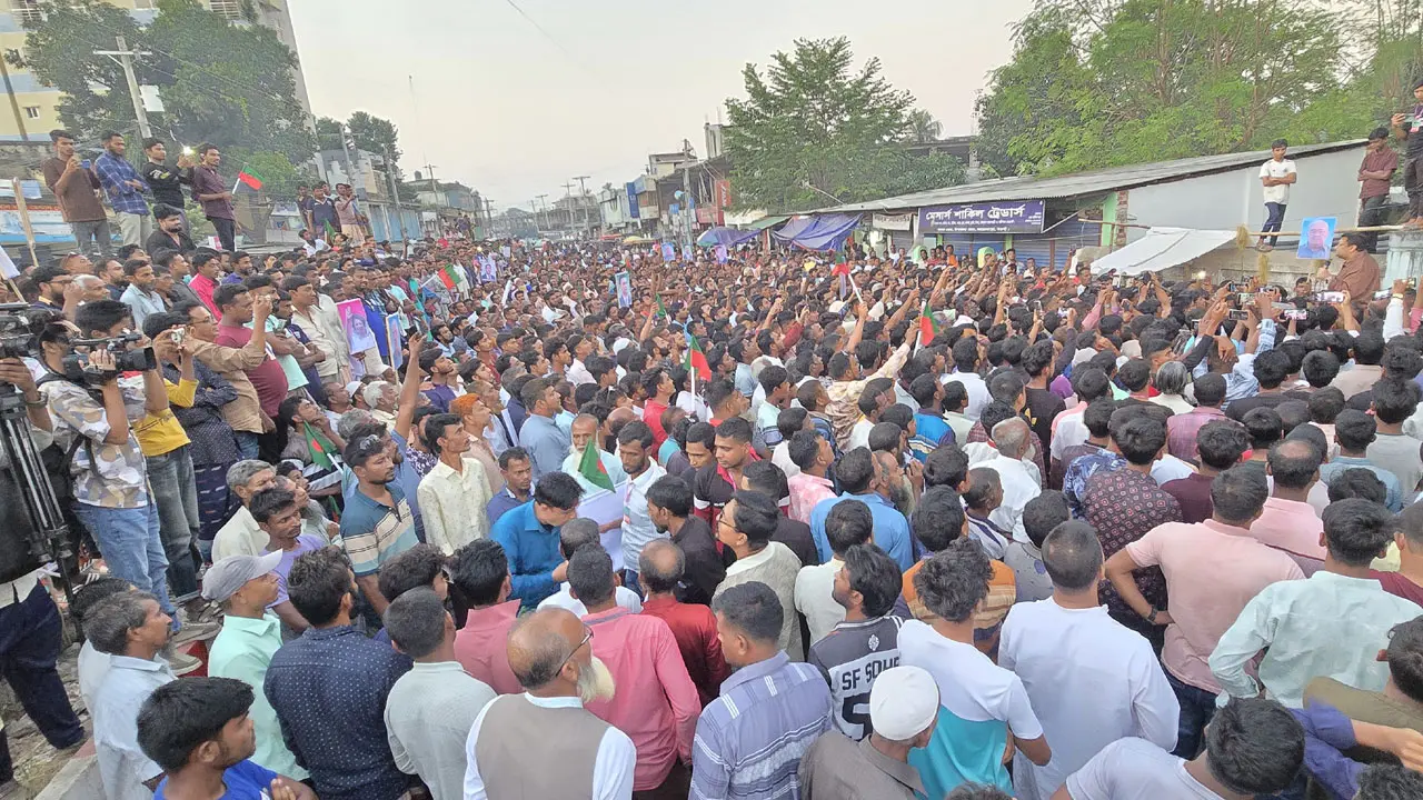 নওগাঁয় বিএনপির প্রার্থী পরিবর্তনের দাবিতে সড়ক অবরোধ করে বিক্ষোভ