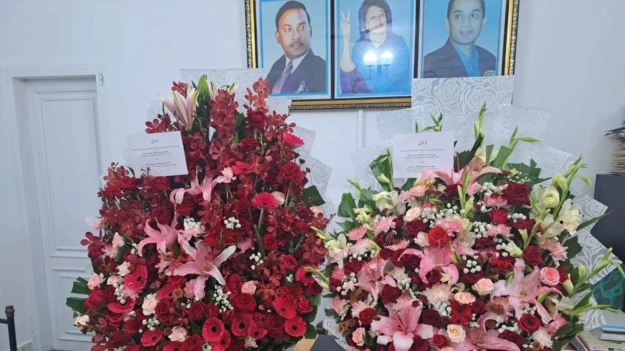 খালেদা জিয়ার সুস্থতা কামনা করে ফুল পাঠিয়েছেন পাকিস্তানের প্রধানমন্ত্রী