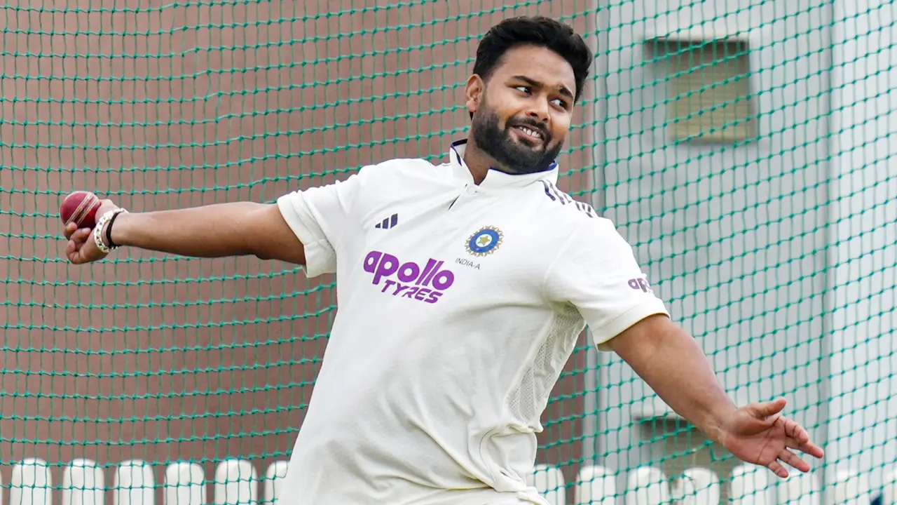 ২০ মিনিটে তিনবার আঘাত, পান্তকে নিয়ে বিপাকে ভারত