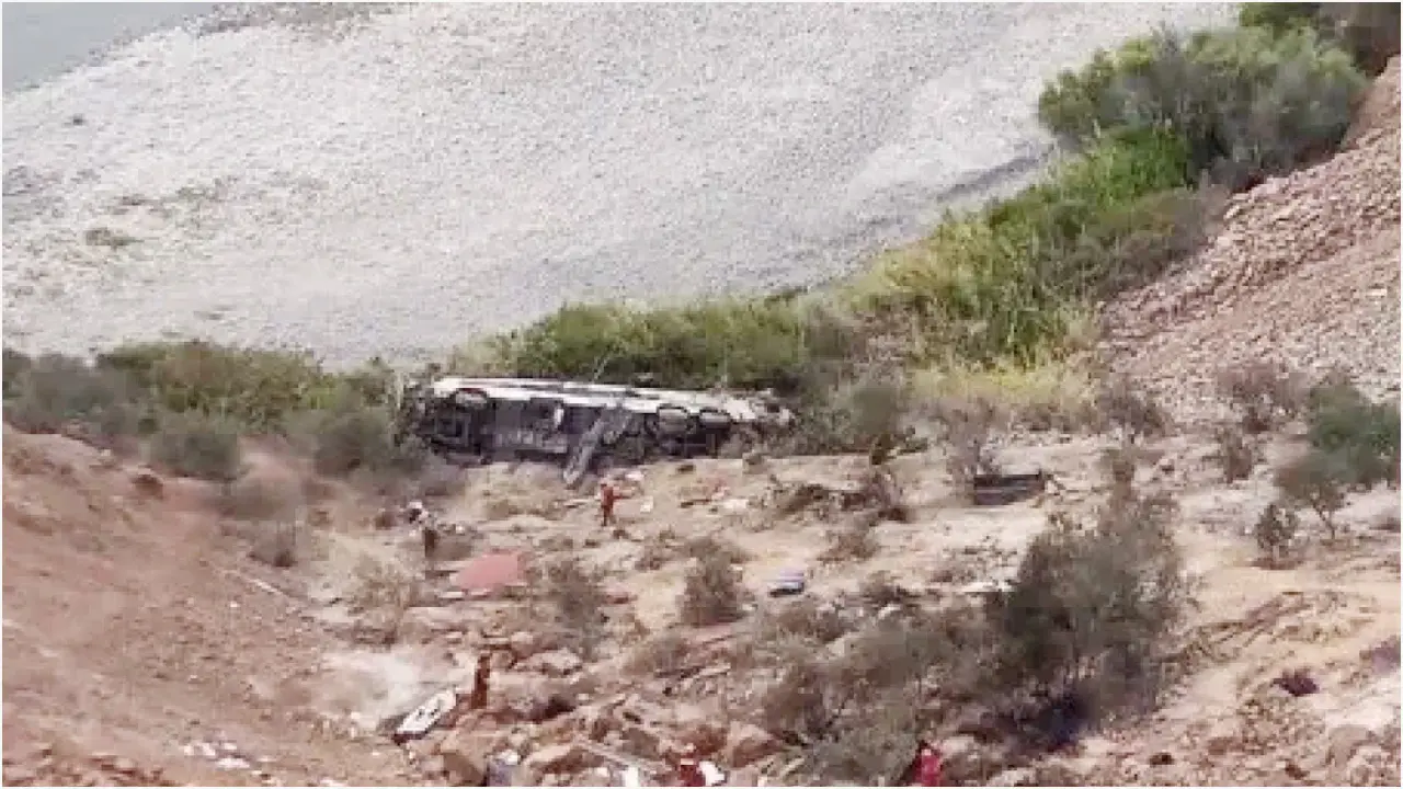 পেরুতে সড়ক থেকে গভীর খাদে বাস, নিহত অন্তত ৩৭