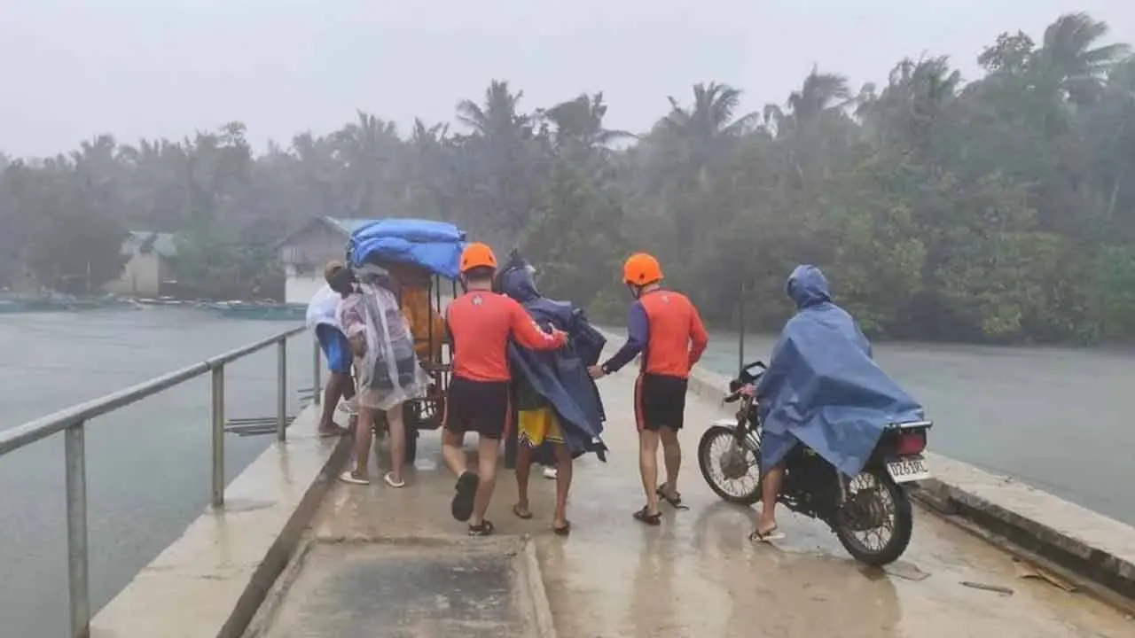 ফিলিপাইনে ধেয়ে যাচ্ছে সুপার টাইফুন ফাং ওং, নিরাপদ আশ্রয়ে ৯ লাখ মানুষ