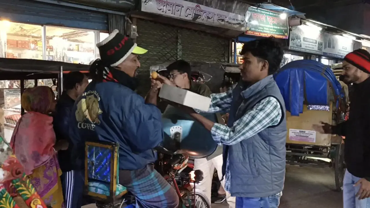 পিরোজপুরে মিষ্টি বিতরণ ও জুলাই শহীদ স্মৃতিস্তম্ভে মোমবাতি প্রজ্জ্বলন