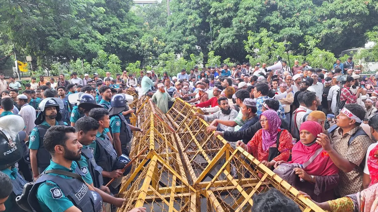 পুলিশি বাধায় সড়ক অবরোধ করে বসে পড়েছেন শিক্ষকরা