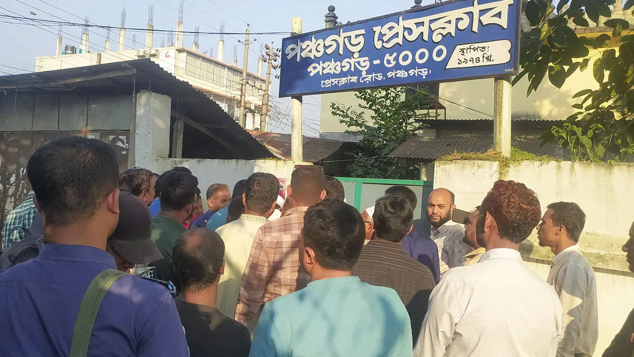 ১৬৮ দিন পর খুলে দেওয়া হলো পঞ্চগড় প্রেসক্লাবের সিলগালা 