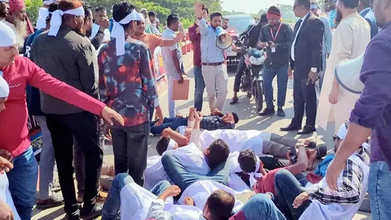 রিজভীর গাড়ির সামনে শুয়ে যুবদল নেতার বহিষ্কারাদেশ প্রত্যাহারের দাবি