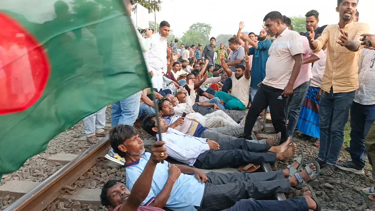 নাটোরে বিএনপির প্রার্থী পরিবর্তনের দাবিতে রেলপথ অবরোধ