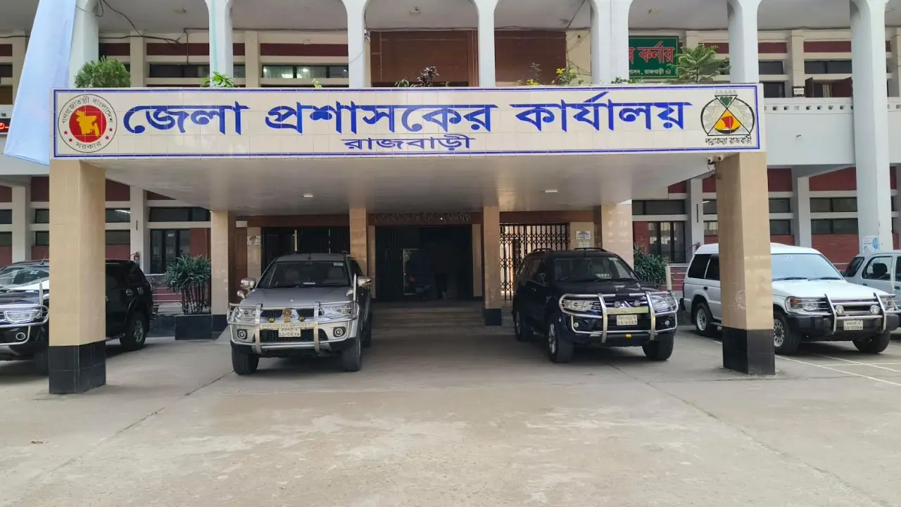 ডিসি অফিসে নিয়োগ পরীক্ষায় প্রক্সি দিতে এসে যুবক আটক