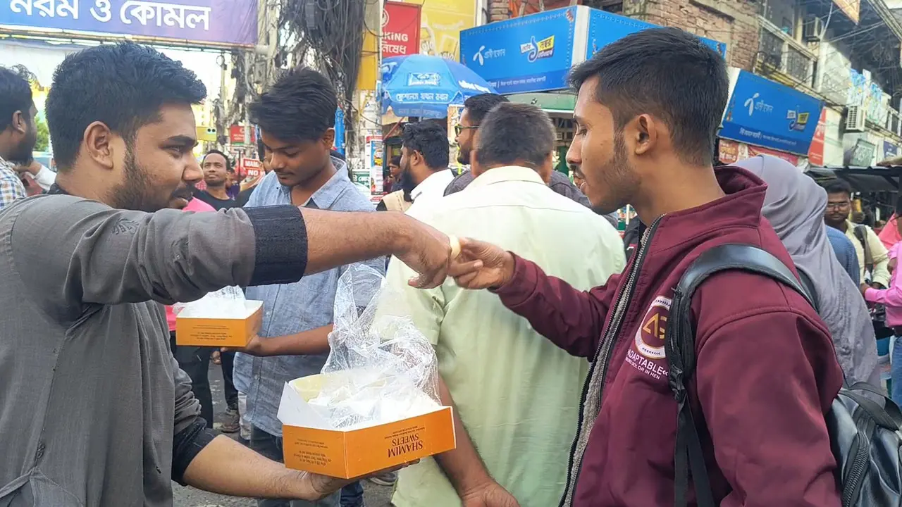 শেখ হাসিনার মৃত্যুদণ্ডের রায়ে রাজশাহীতে মিষ্টি বিতরণ