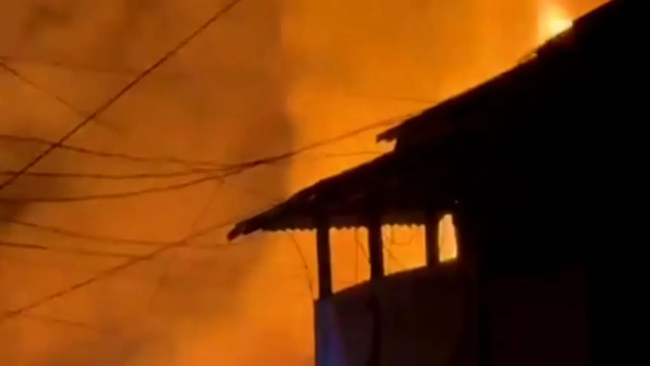 রামগতিতে ১৫ দোকান আগুনে পুড়ে ছাই