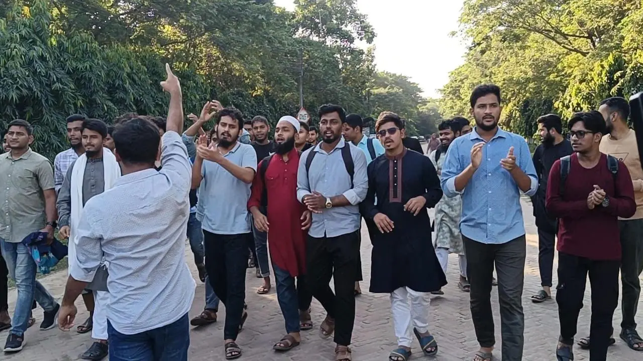 শহীদ আবু সাঈদের বিশ্ববিদ্যালয়ে আনন্দ মিছিল ও মিষ্টি বিতরণ