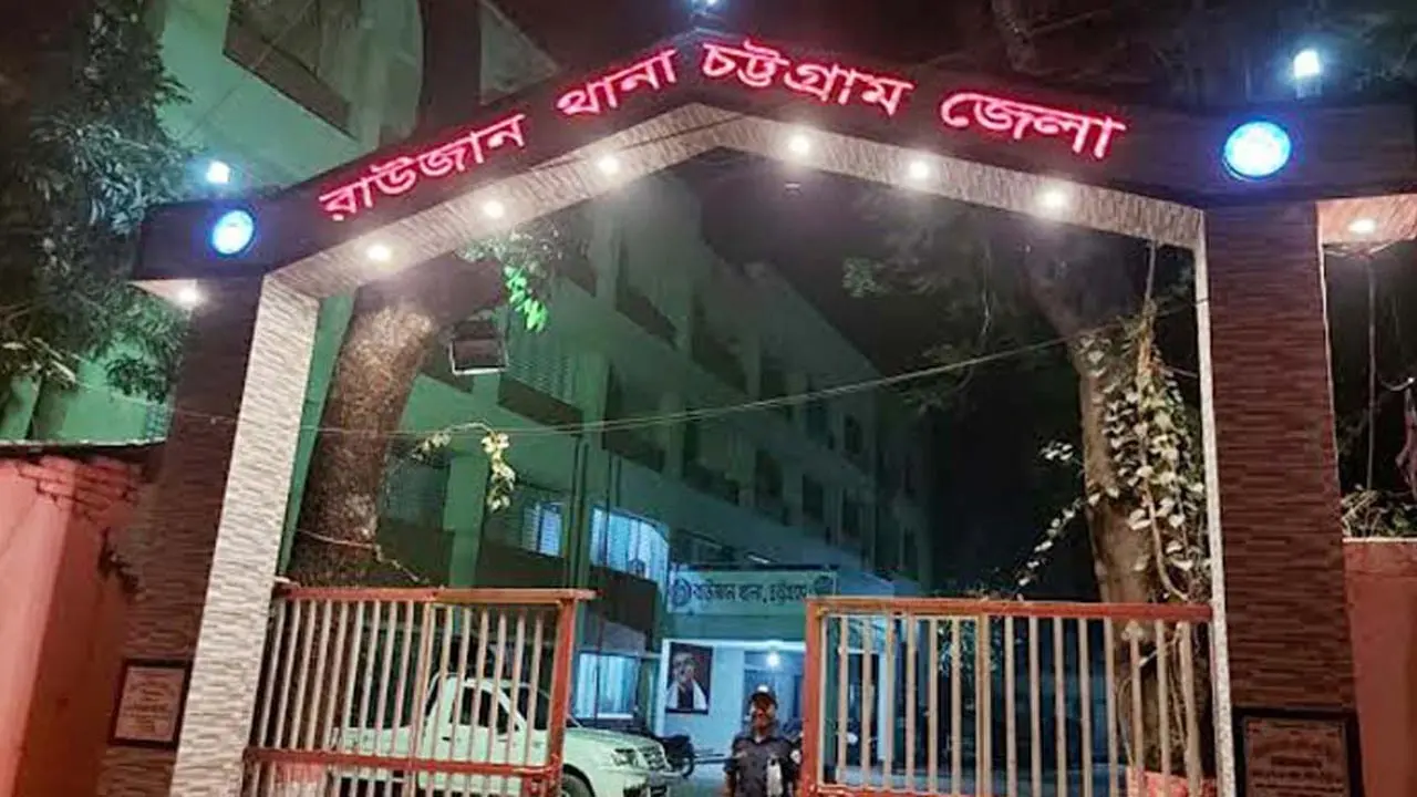 রাউজানে অস্ত্রের ভান্ডারে পুলিশের হানা, দেওয়া হচ্ছে পুকুর সেচ