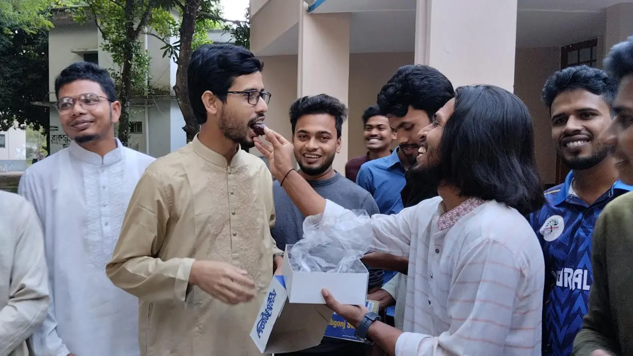 শেখ হাসিনার মৃত্যুদণ্ডের রায়ে রাবিতে উল্লাস, মিষ্টি বিতরণ