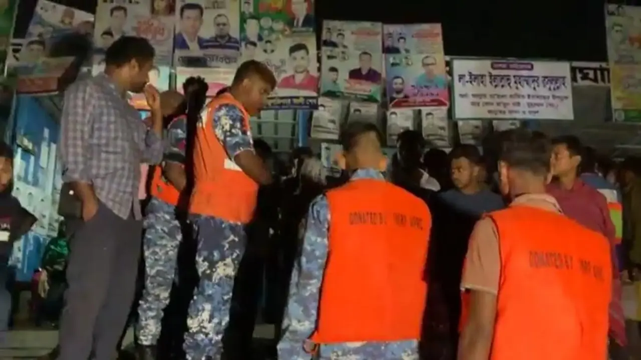 রূপসা ঘাটে পল্টুনের সঙ্গে ট্রলারের ধাক্কা, নদীতে পড়ে নিখোঁজ ২