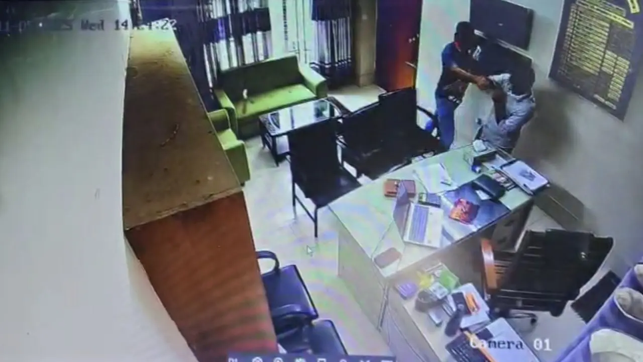 কৃষি প্রণোদনা দিতে রাজি না হওয়ায় কৃষি কর্মকর্তাকে পেটালেন ছাত্রদল নেতা