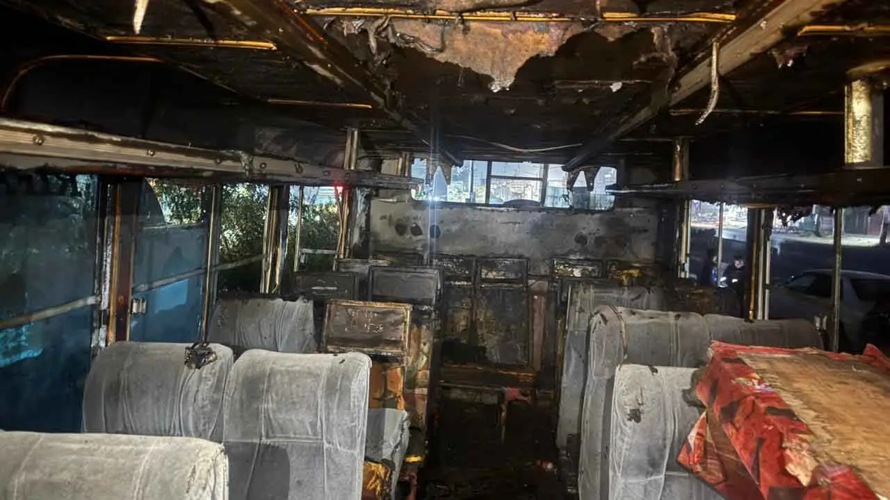সাভারে দাঁড়িয়ে থাকা বাসে আগুন