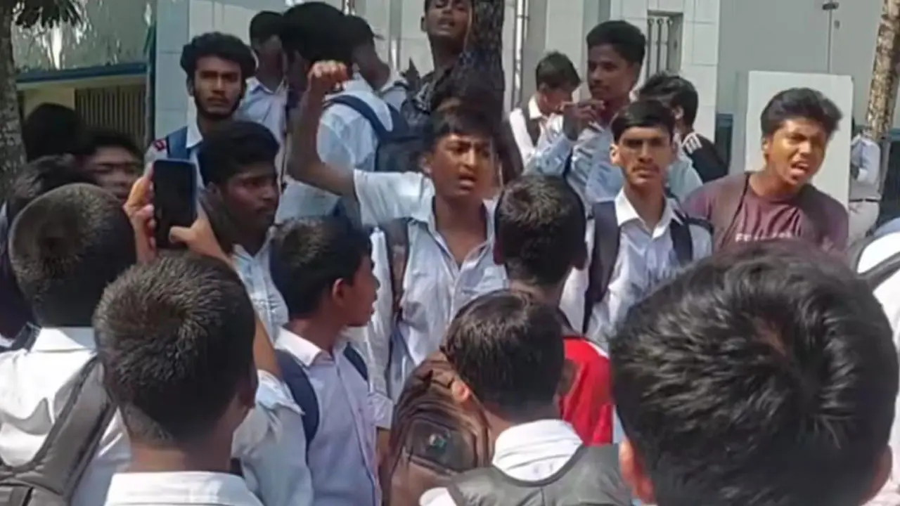 স্কুলে জামায়াতের প্রচারণা, প্রধান শিক্ষকের অপসারণ দাবি শিক্ষার্থীদের