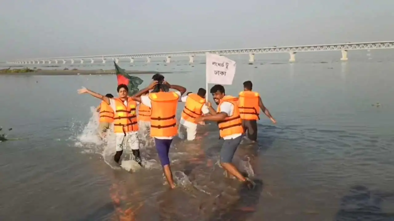 সেতুতে উঠতে না দেওয়ায় পদ্মা নদী সাঁতরে পার হতে গিয়ে ২ জন হাসপাতালে