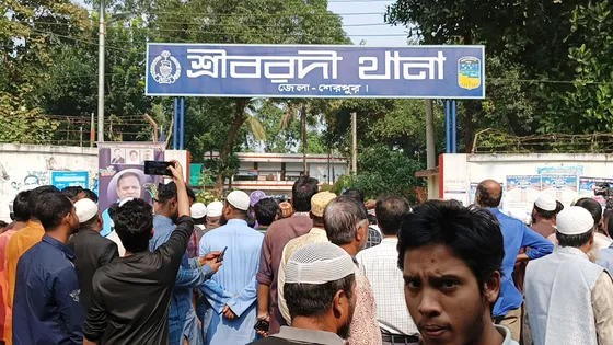 আ.লীগের সাথে জামায়াত নেতাকে আসামি, থানা গেটে বিক্ষোভ