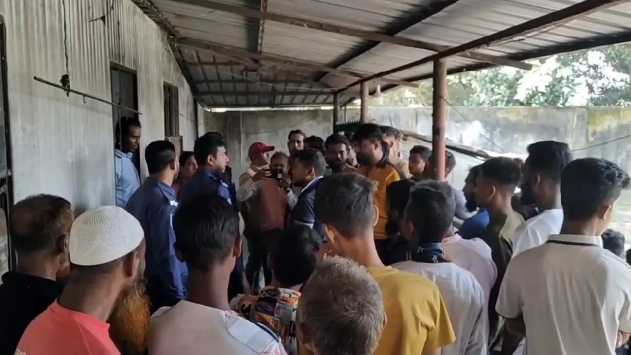 গৃহবধূকে কুপিয়ে হত্যা, স্বামী আটক