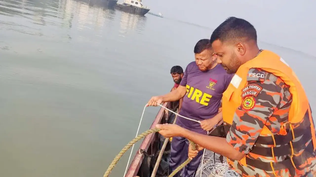 মেঘনা নদীতে সিমেন্টবাহী ট্রলার ডুবি, দুই যুবক নিখোঁজ