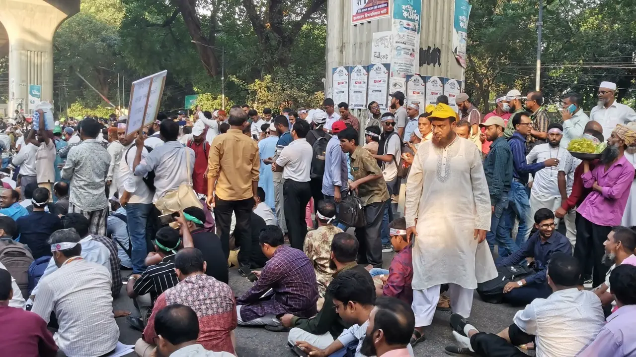 প্রাথমিক শিক্ষকদের পদযাত্রায় পুলিশের বাধা, সাউন্ড গ্রেনেড নিক্ষেপ