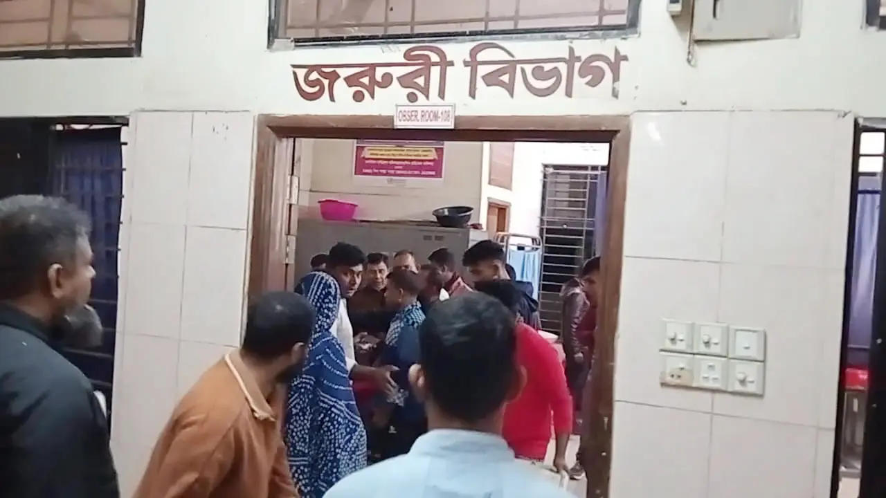 সড়ক দুর্ঘটনায় পানি সম্পদ মন্ত্রণালয়ের সচিবসহ আহত ৯