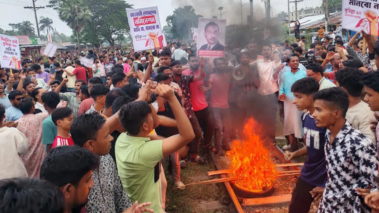 নাঙ্গলকোটে বিএনপির মনোনয়ন না পেয়ে রেলপথে টায়ার জ্বালিয়ে বিক্ষোভ