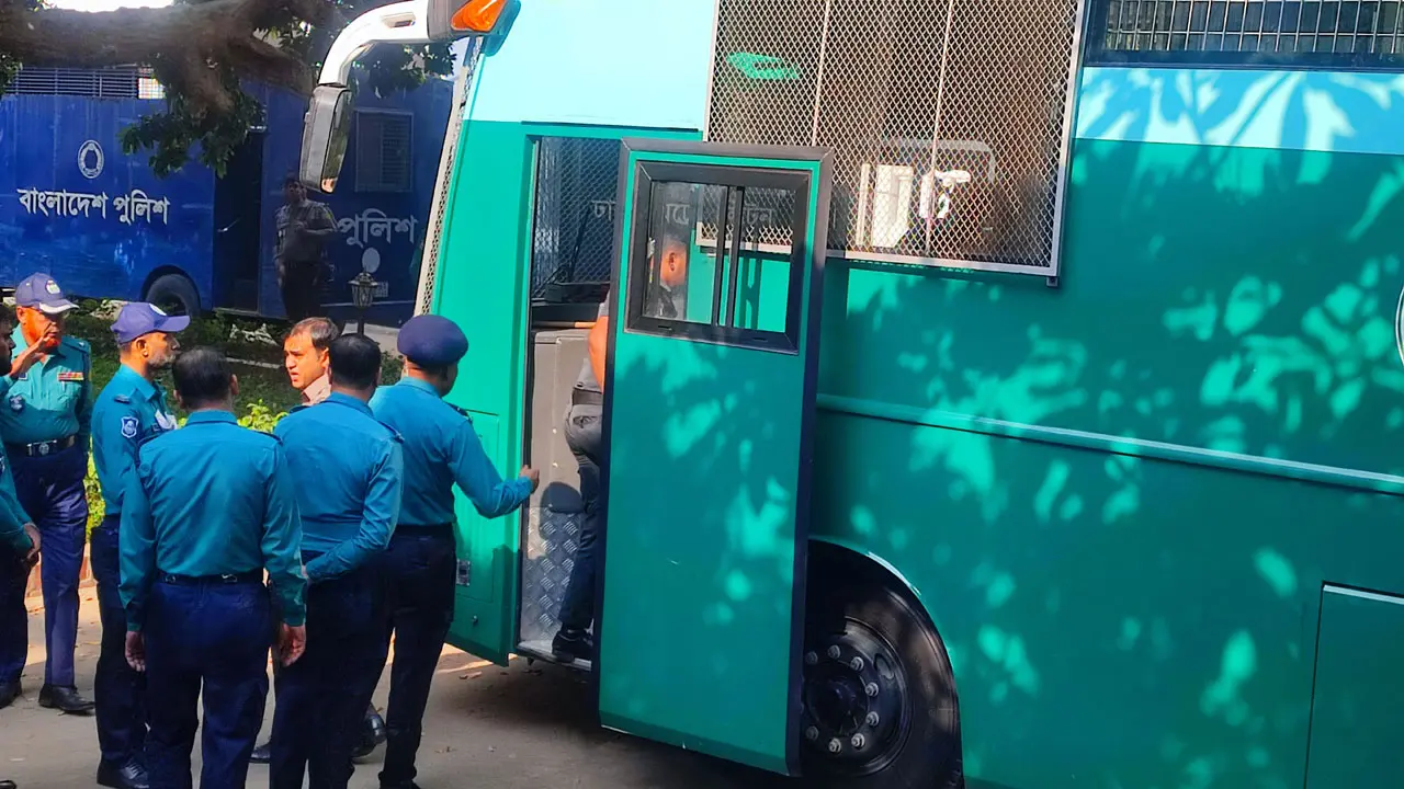 সবুজ প্রিজনভ্যানে ট্রাইব্যুনালে হাজির দুই সেনা কর্মকর্তা