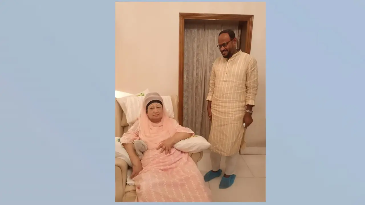 খালেদা জিয়াকে আমন্ত্রণপত্র পৌঁছে দিলেন টুকু