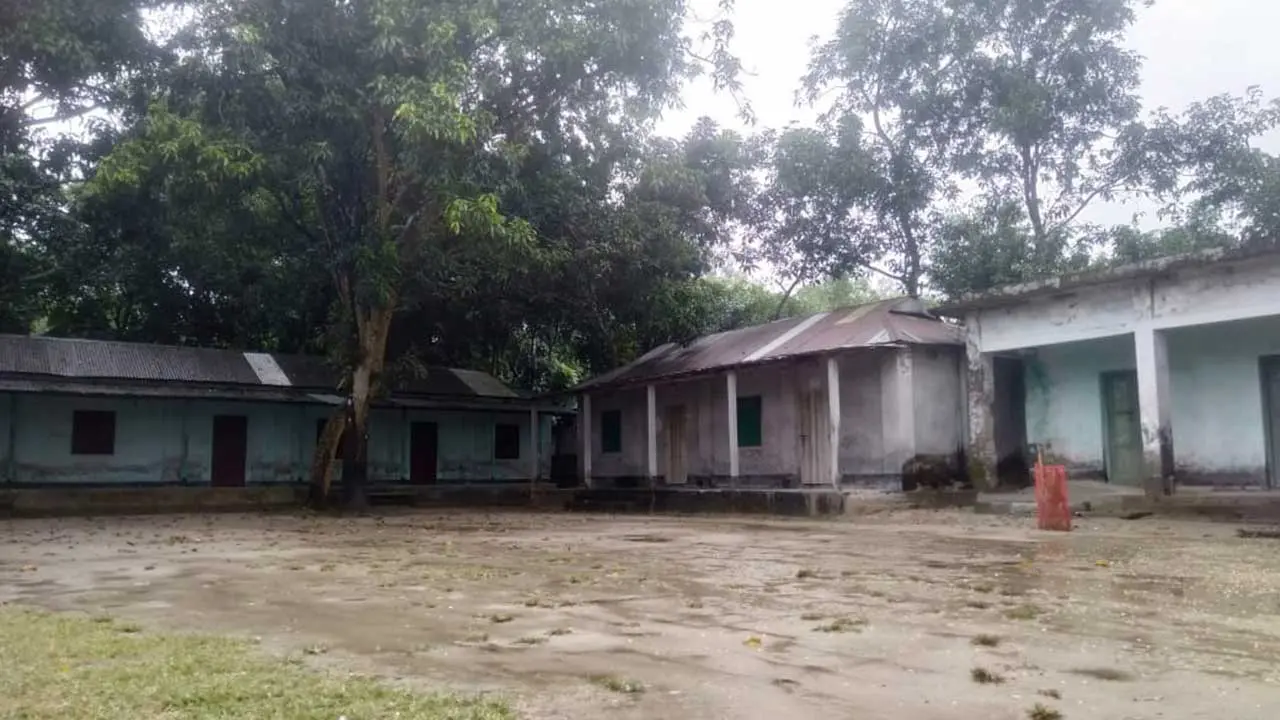নিয়োগ পরীক্ষা দিতে এসে পরীক্ষার্থীরা দেখলেন কেউ নেই