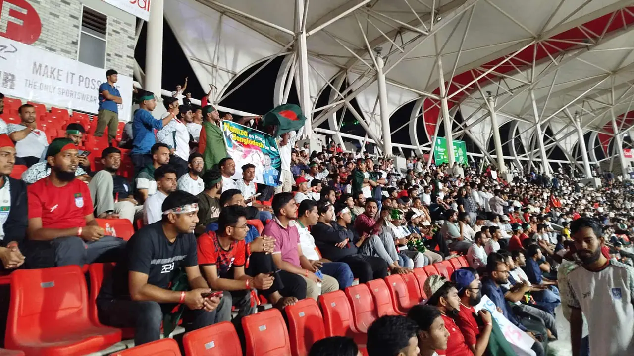 হামজা স্লোগানে মুখরিত জাতীয় স্টেডিয়াম