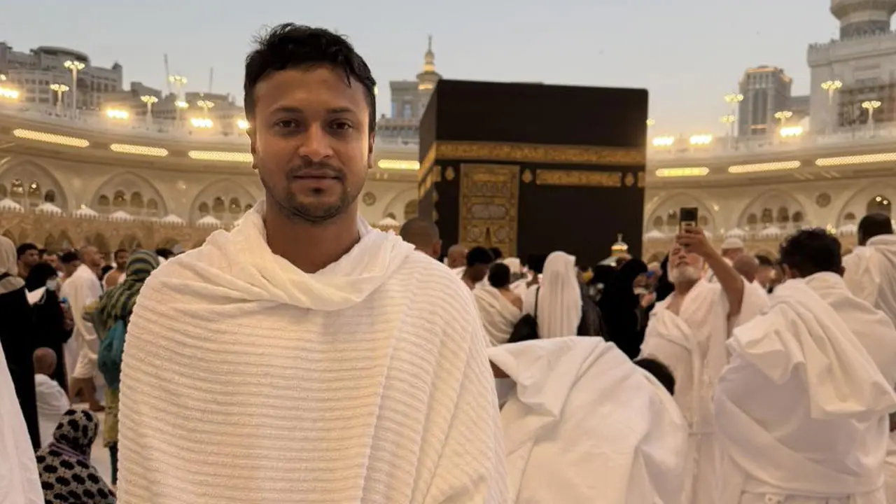 বাংলাদেশের জন্য দোয়া চাইলেন সাকিব