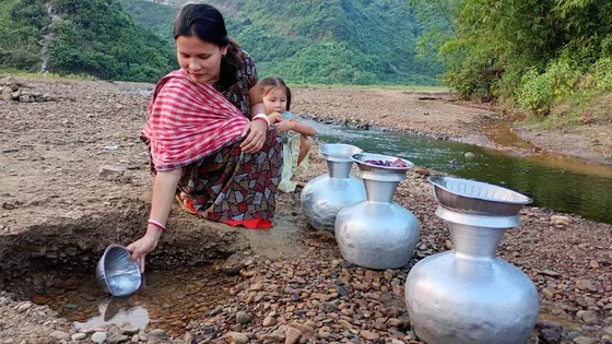 ছড়ার পাশে খোঁড়া ছোট্ট গর্তই সুপেয় পানির একমাত্র ভরসা