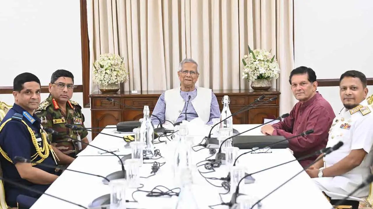 প্রধান উপদেষ্টার সঙ্গে তিন বাহিনী প্রধানের সাক্ষাৎ
