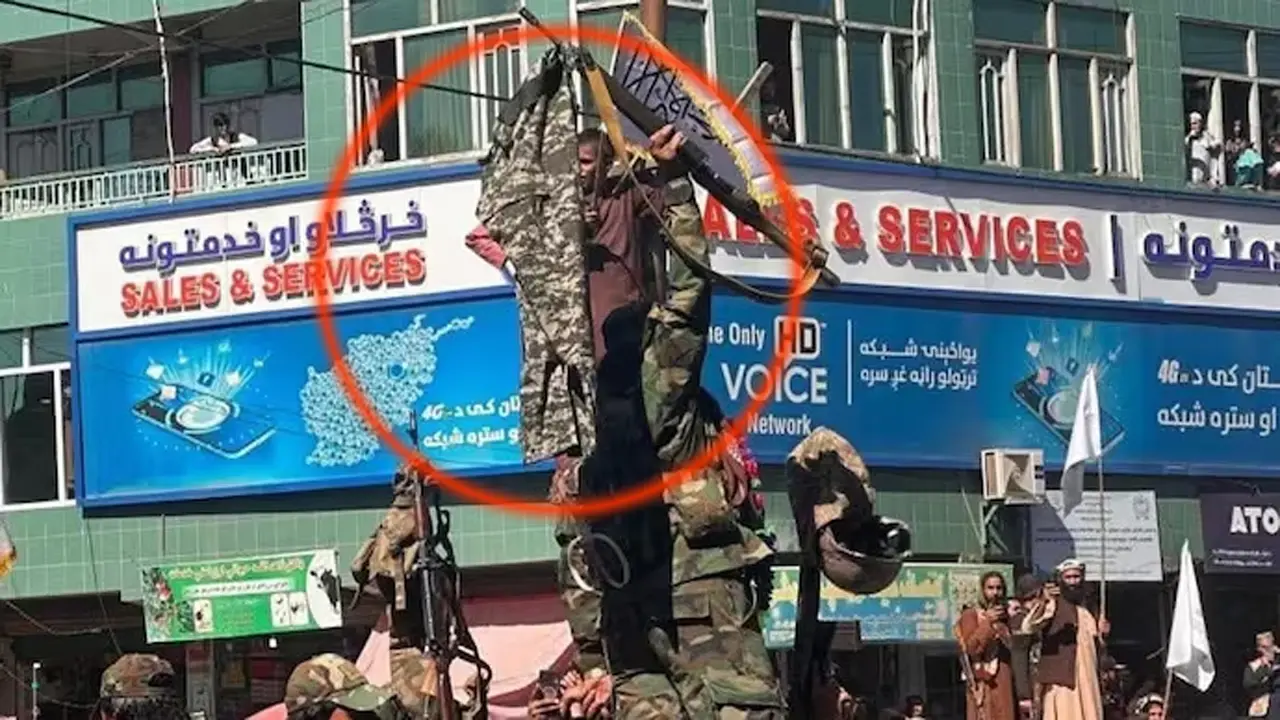 রাস্তার মোড়ে ঝুলিয়ে পাক সেনাদের প্যান্ট প্রদর্শন করল আফগান সেনারা