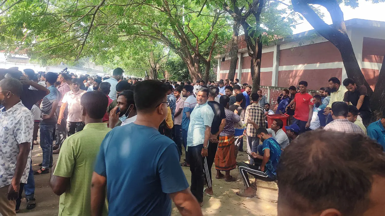ফায়ারের গাড়ি ঢুকতে ‘বাধা ছিল’ দাবি অনেকের, ‘সত্য নয়’ বলছে কর্তৃপক্ষ