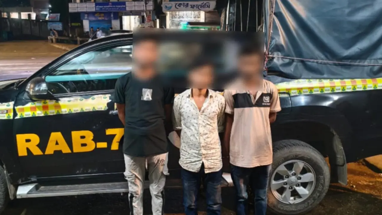 চট্টগ্রামে গাঁজা-ফেনসিডিলসহ তিন মাদক কারবারি গ্রেপ্তার